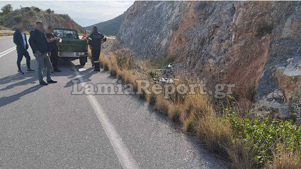 Έπεσε με το μηχανάκι στα βράχια και τραυματίστηκε σοβαρά 