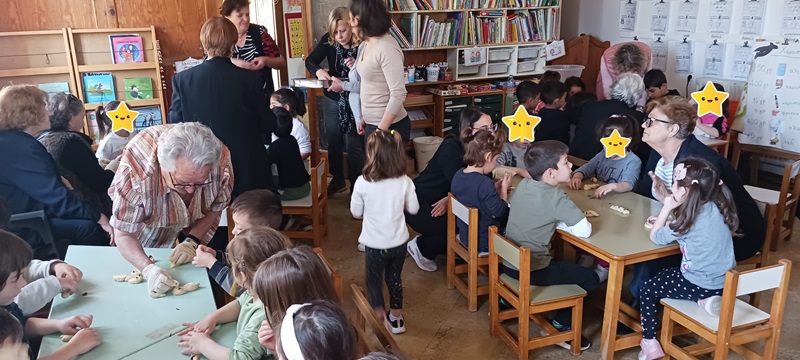 Έφτιαξαν Λαζαράκια και έβαψαν πασχαλινά αυγά, μαζί με τους φιλοξενούμενους του ΚΕΚΟΙΦΑΠΗ Φορτέτσας