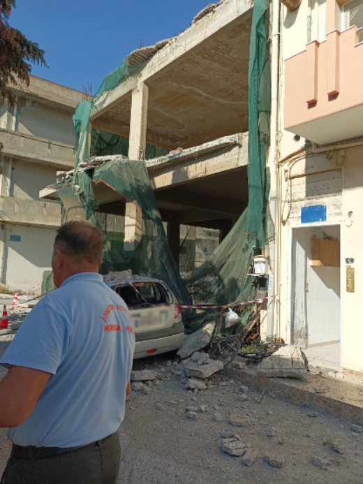 Αναστάτωση σε γειτονιά του Ηρακλείου - Κατέρρευσε τμήμα οικοδομής, ζημιές σε δυο οχήματα