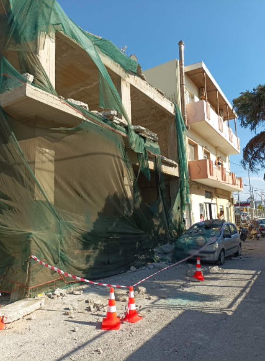 Αναστάτωση σε γειτονιά του Ηρακλείου - Κατέρρευσε τμήμα οικοδομής, ζημιές σε δυο οχήματα