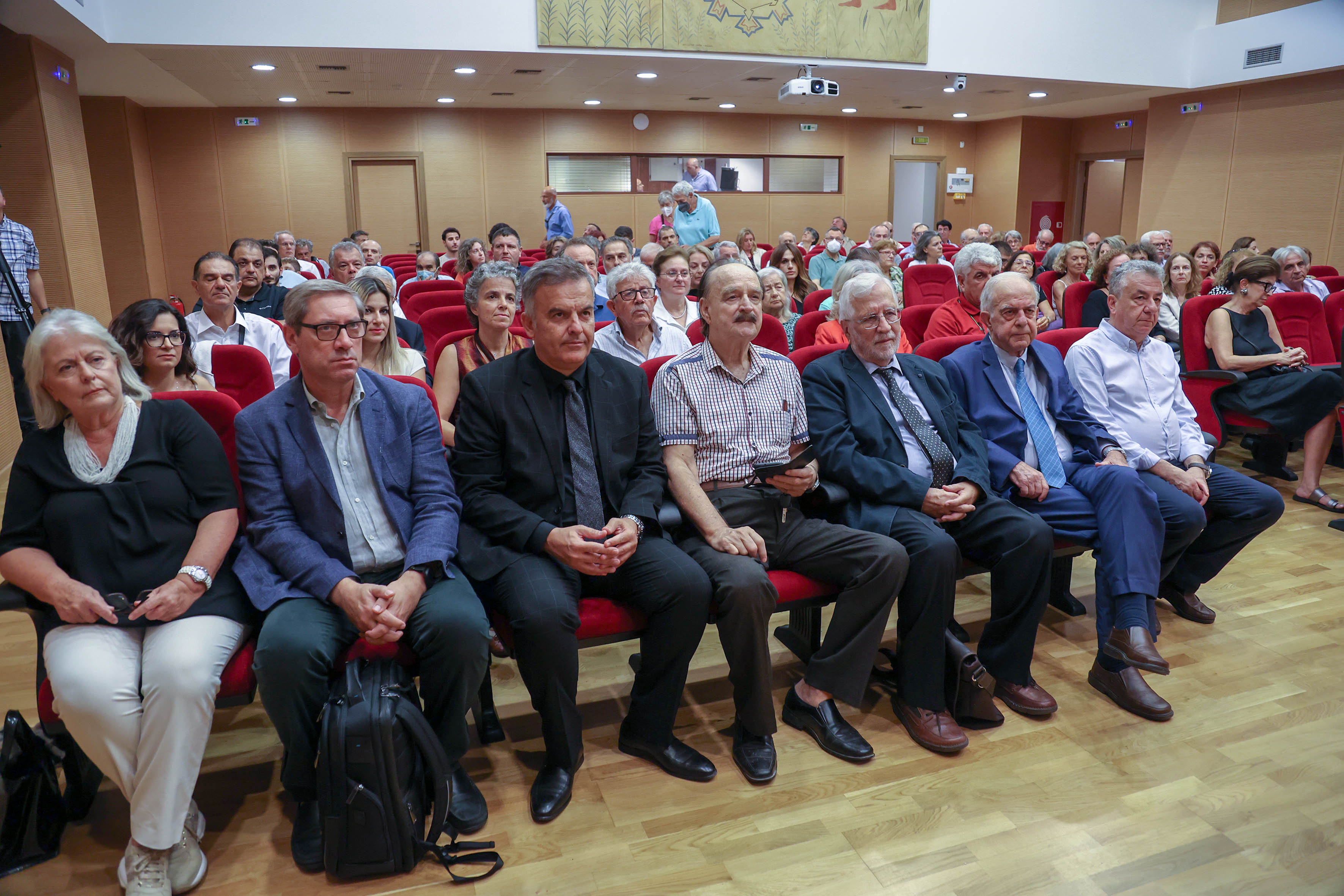 Κατάμεστη η Βικελαία για τη βράβευσης του Στέφανου Τραχανά με το «Βραβείο Ηθικής Τάξεως»