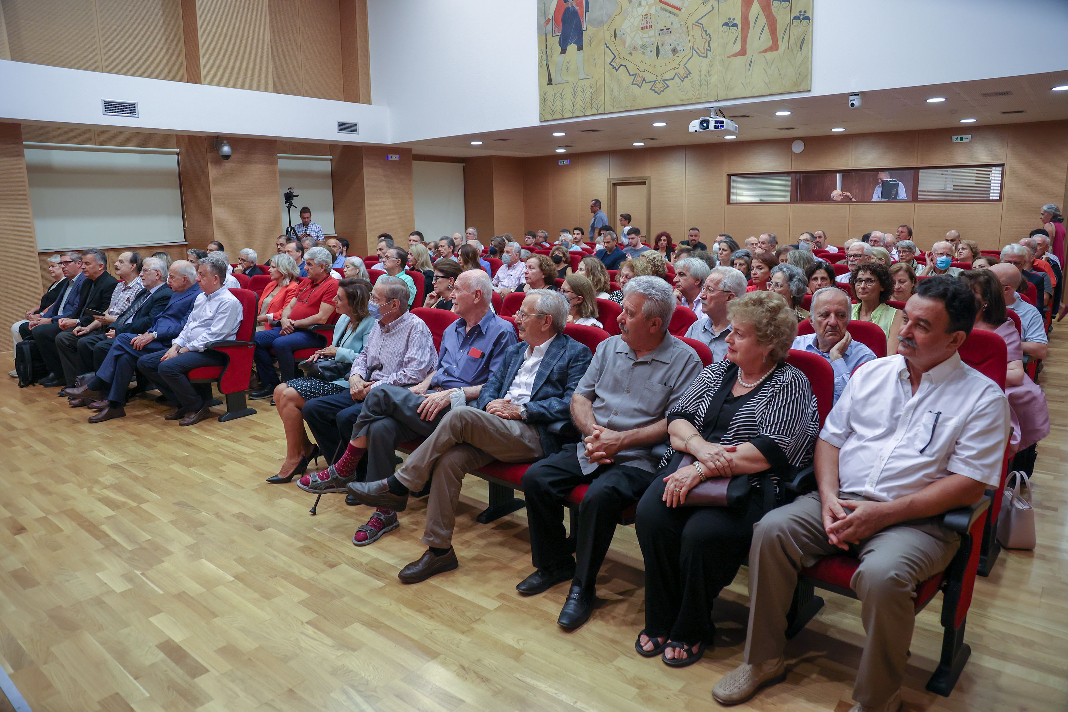 Κατάμεστη η Βικελαία για τη βράβευσης του Στέφανου Τραχανά με το «Βραβείο Ηθικής Τάξεως»