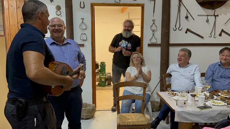 Γιόρτασαν την εκλογή της Ελένης… σε ρακοκάζανο !