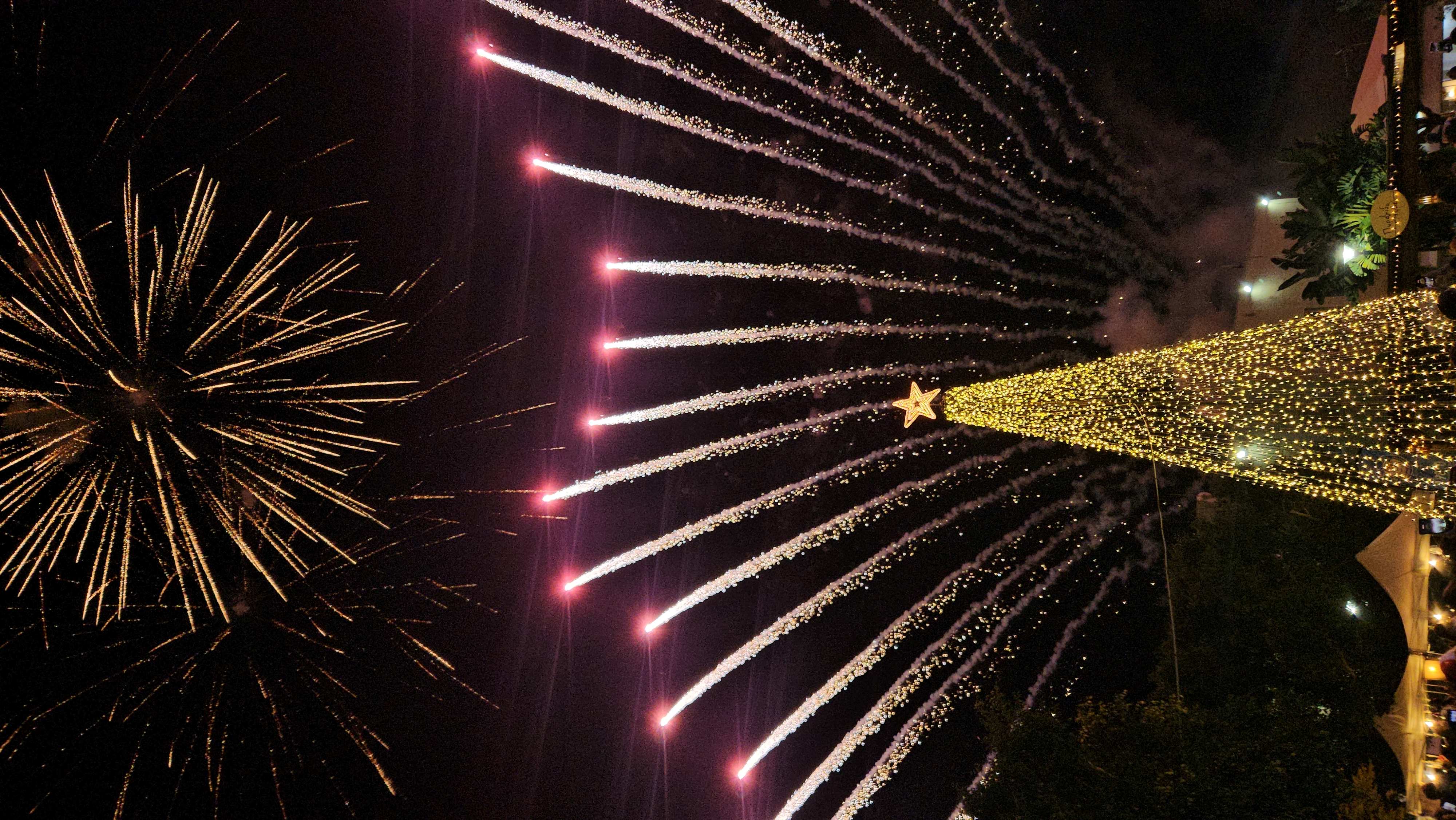 Μαλεβίζι: Κατάμεστη από κόσμο η πλατεία Μιχ. Κατσαμάνη στη φωταγώγηση του Χριστουγεννιάτικου δέντρου 