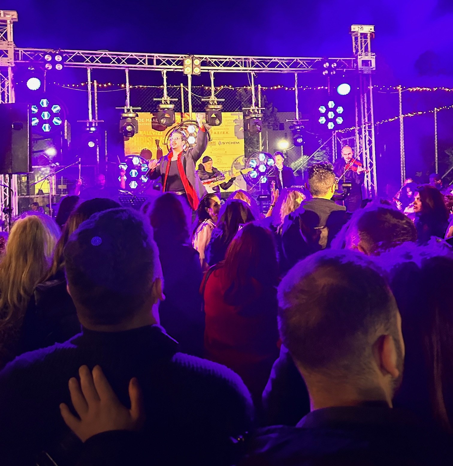 Μαλεβίζι: Κατάμεστη από κόσμο η πλατεία Μιχ. Κατσαμάνη στη φωταγώγηση του Χριστουγεννιάτικου δέντρου 