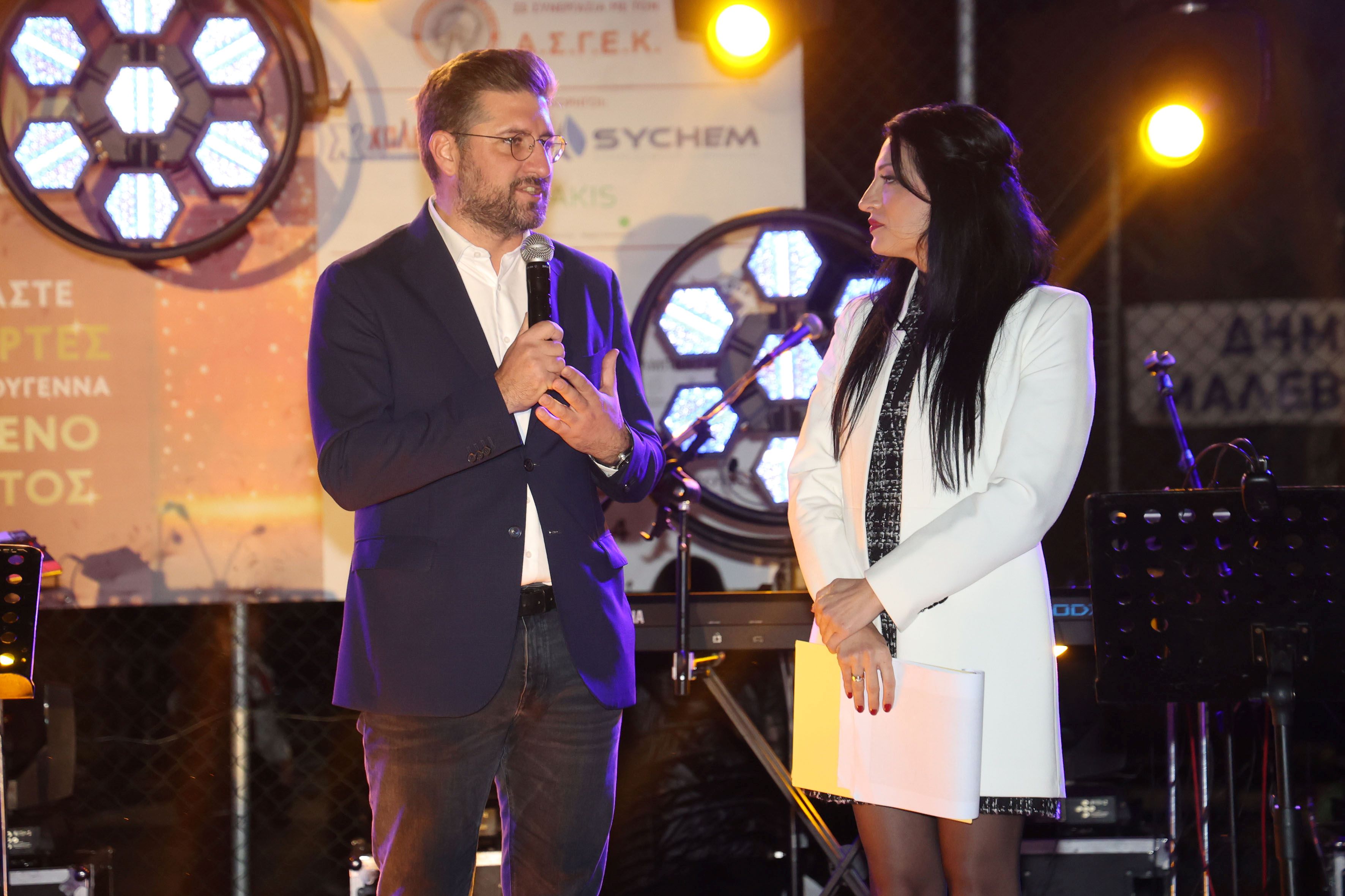 Μαλεβίζι: Κατάμεστη από κόσμο η πλατεία Μιχ. Κατσαμάνη στη φωταγώγηση του Χριστουγεννιάτικου δέντρου 