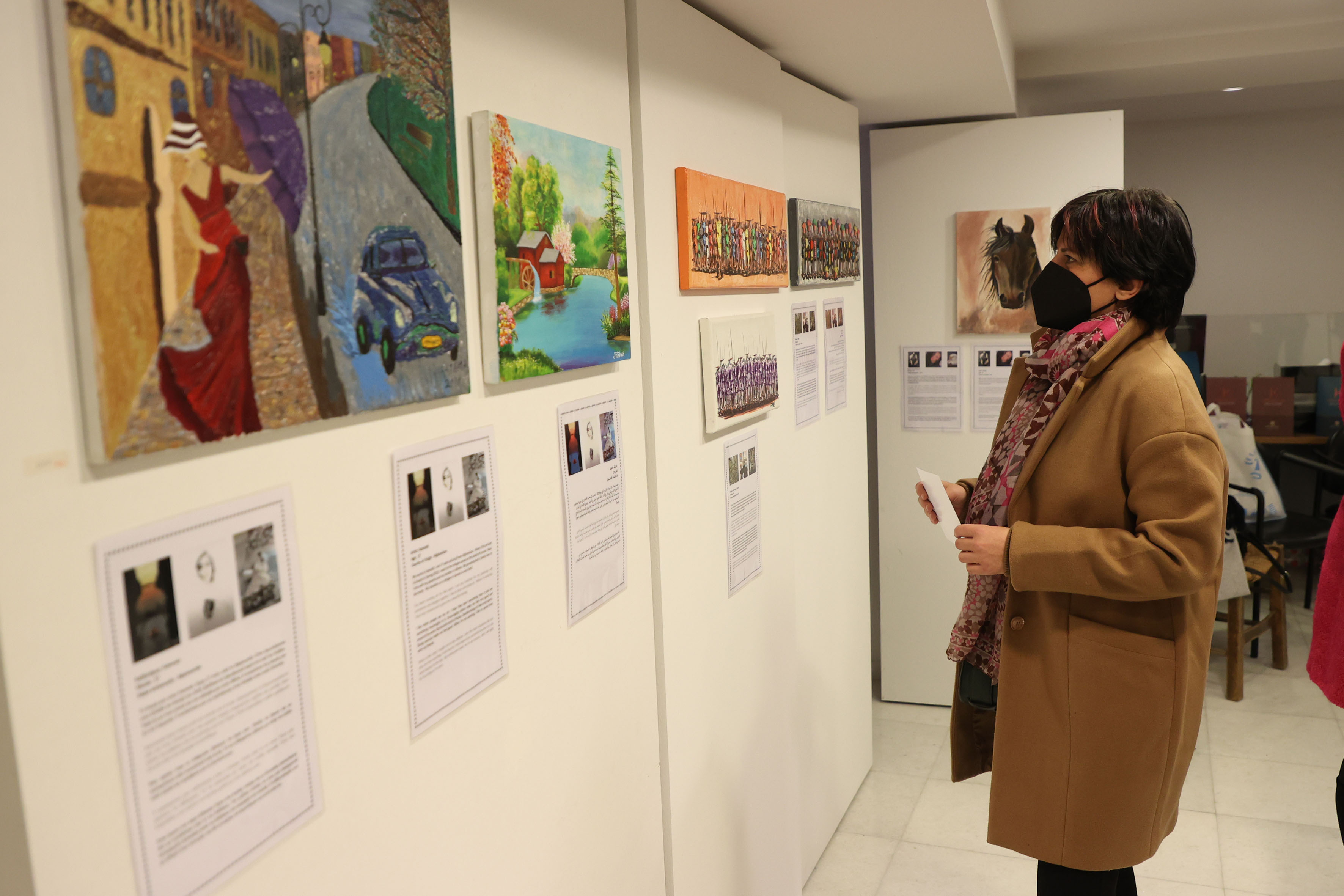 Από τα εγκαίνια της έκθεσης έργων για πρόσφυγες