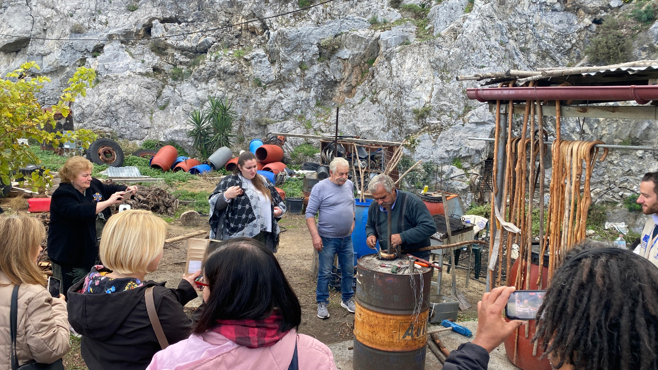 Εκτοπισμένοι από την εμπόλεμη Ουκρανία, μικροί και μεγάλοι βιώσαν με χαρά και συγκίνηση την κρητική παράδοση και φιλοξενία