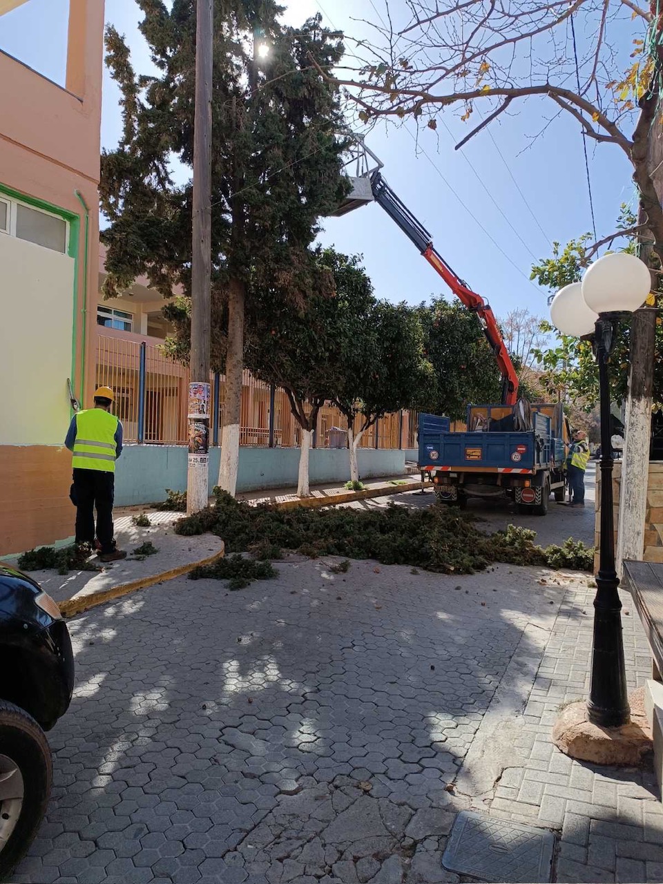 Μαλεβίζι: Εκτεταμένες συντηρήσεις πρασίνου από γύρω από σχολικές μονάδες και στις τουριστικές περιοχές