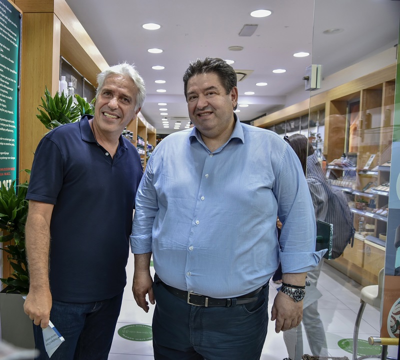 Θερμή υποδοχή στον Μιχάλη Καραμαλάκη από πολίτες σε Δημοκρατίας και Καλοκαιρινού