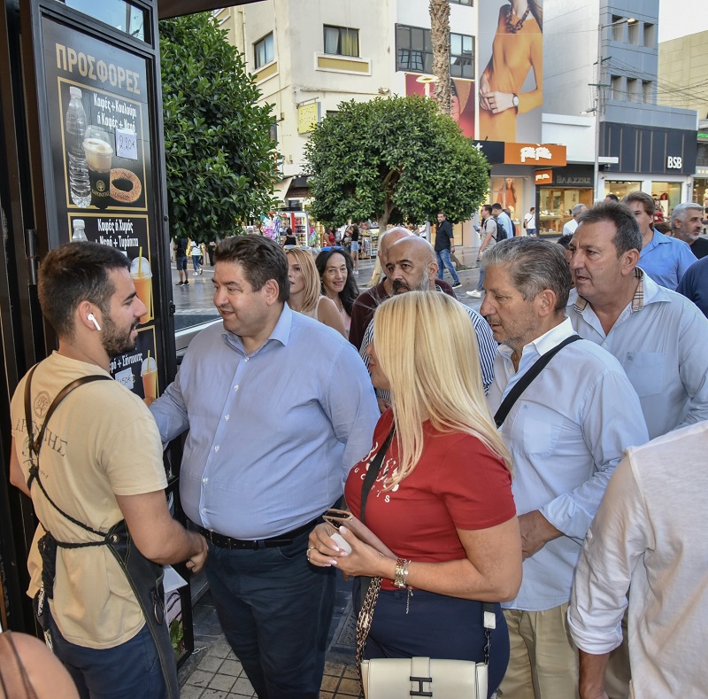 Θερμή υποδοχή στον Μιχάλη Καραμαλάκη από πολίτες σε Δημοκρατίας και Καλοκαιρινού