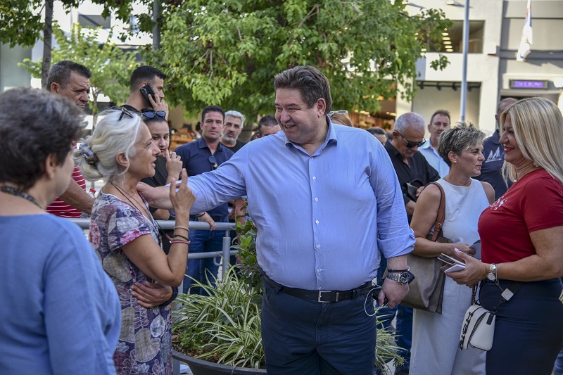 Θερμή υποδοχή στον Μιχάλη Καραμαλάκη από πολίτες σε Δημοκρατίας και Καλοκαιρινού