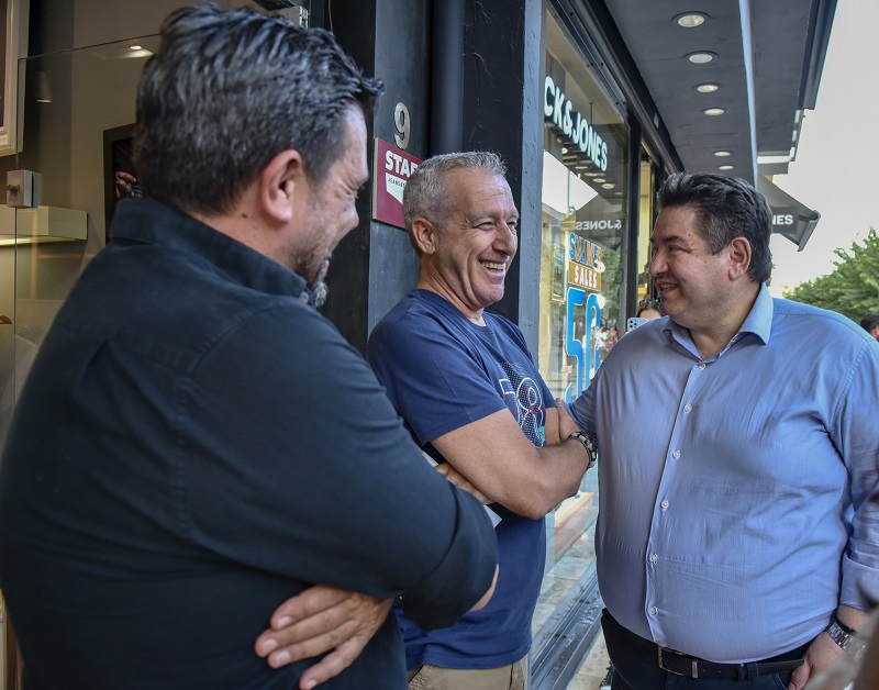 Θερμή υποδοχή στον Μιχάλη Καραμαλάκη από πολίτες σε Δημοκρατίας και Καλοκαιρινού