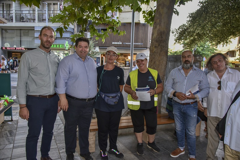 Θερμή υποδοχή στον Μιχάλη Καραμαλάκη από πολίτες σε Δημοκρατίας και Καλοκαιρινού