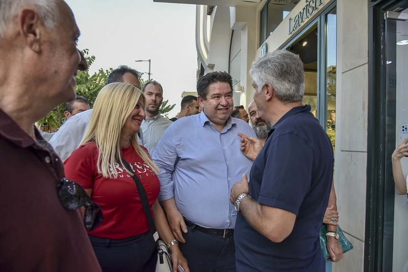 Θερμή υποδοχή στον Μιχάλη Καραμαλάκη από πολίτες σε Δημοκρατίας και Καλοκαιρινού