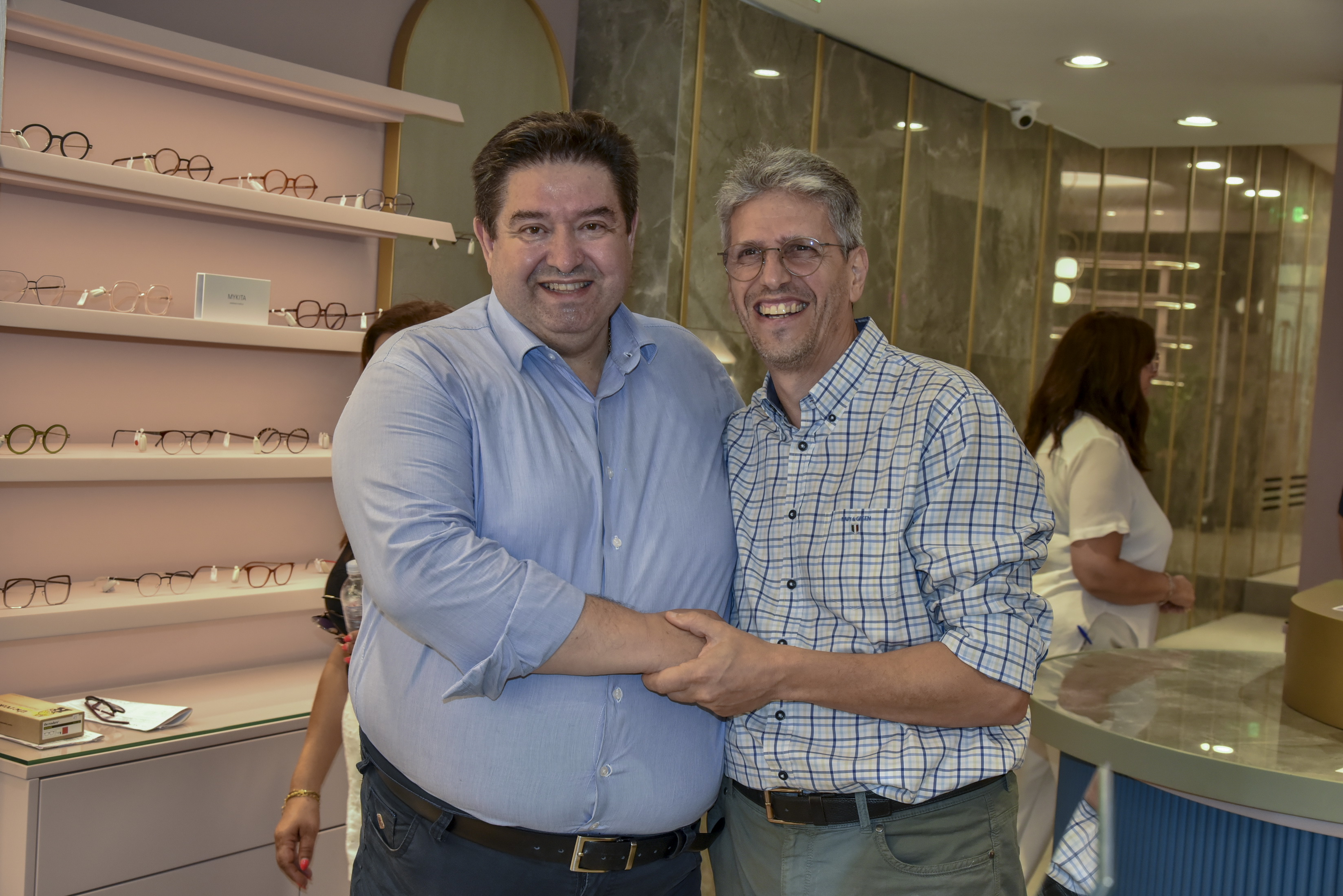 Θερμή υποδοχή στον Μιχάλη Καραμαλάκη από πολίτες σε Δημοκρατίας και Καλοκαιρινού