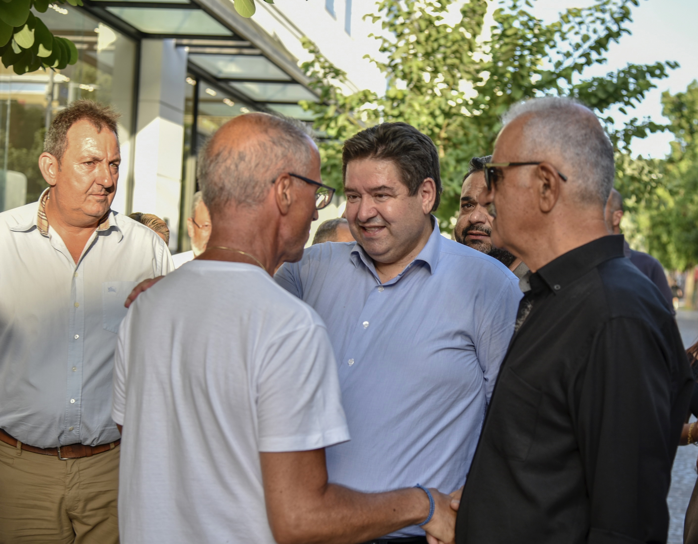 Θερμή υποδοχή στον Μιχάλη Καραμαλάκη από πολίτες σε Δημοκρατίας και Καλοκαιρινού9