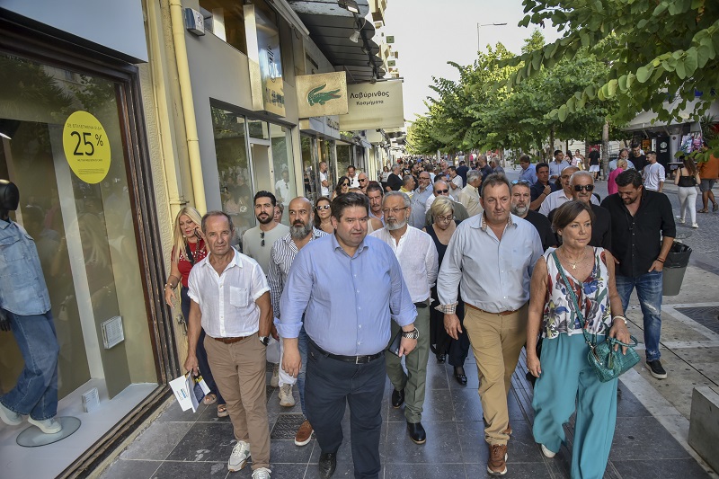 Θερμή υποδοχή στον Μιχάλη Καραμαλάκη από πολίτες σε Δημοκρατίας και Καλοκαιρινού9