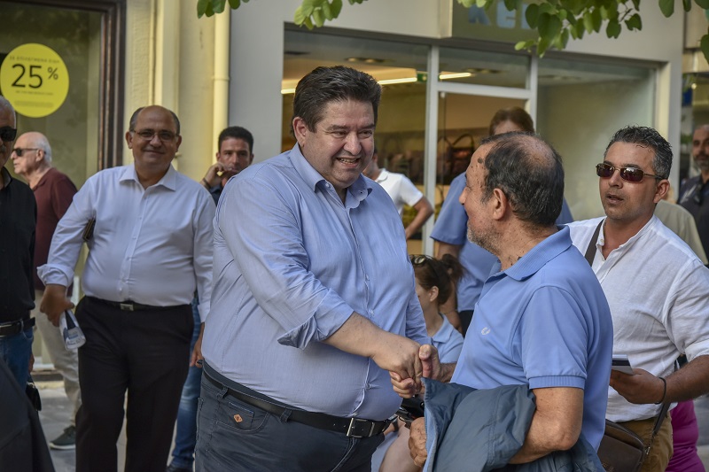 Θερμή υποδοχή στον Μιχάλη Καραμαλάκη από πολίτες σε Δημοκρατίας και Καλοκαιρινού