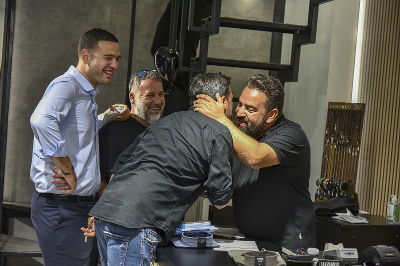 Θερμή υποδοχή στον Μιχάλη Καραμαλάκη από πολίτες σε Δημοκρατίας και Καλοκαιρινού