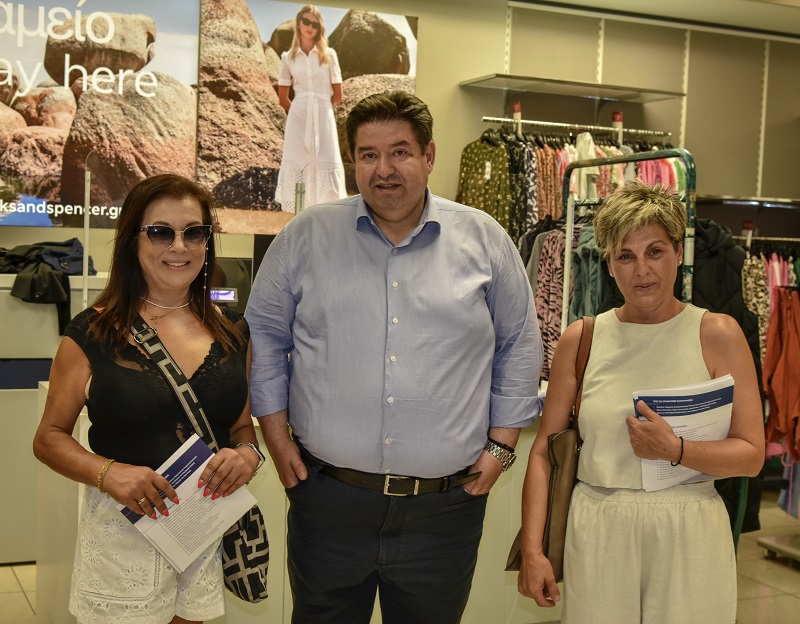 Θερμή υποδοχή στον Μιχάλη Καραμαλάκη από πολίτες σε Δημοκρατίας και Καλοκαιρινού