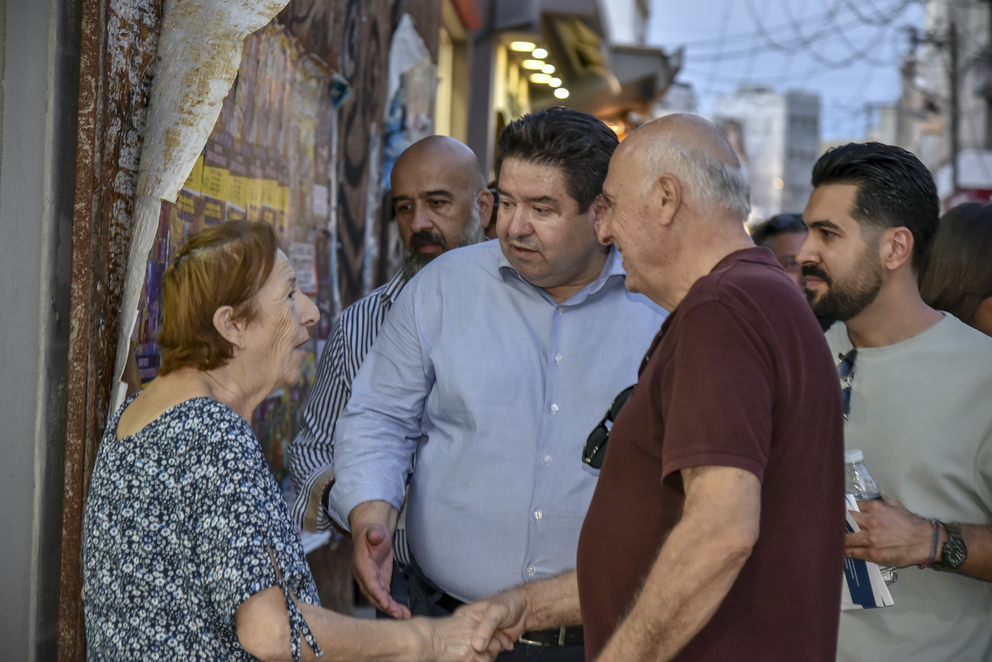 Θερμή υποδοχή στον Μιχάλη Καραμαλάκη από πολίτες σε Δημοκρατίας και Καλοκαιρινού