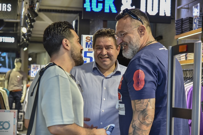 Θερμή υποδοχή στον Μιχάλη Καραμαλάκη από πολίτες σε Δημοκρατίας και Καλοκαιρινού