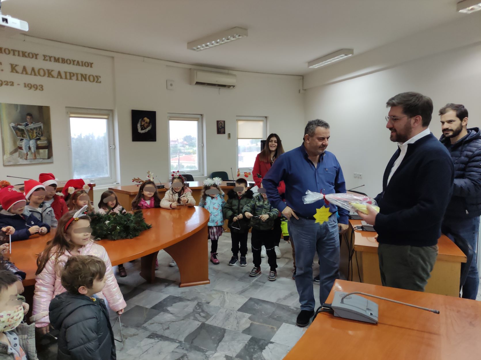 Παραδοσιακά κάλαντα και ευχές από μαθητές στο Δήμαρχο Μαλεβιζίου 