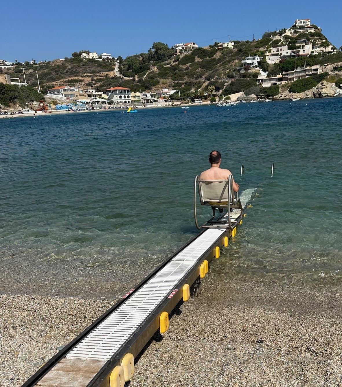 Μαλεβίζι: Προσβάσιμη σε όλους η παραλία της Λυγαριάς με το σύστημα πρόσβασης SeaTrac για άτομα με αναπηρίες