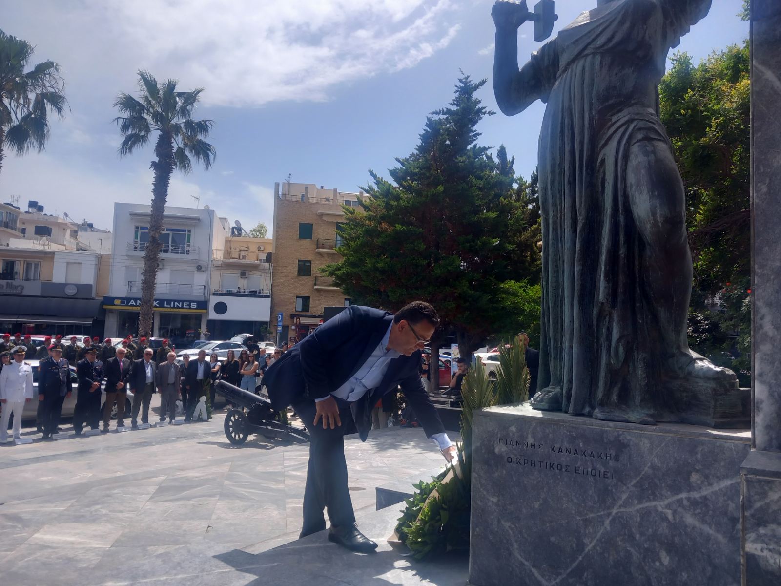 Κατάθεση στεφάνων της ΚΟ Ηρακλείου του ΚΚΕ στη Στοά Μακάσι 