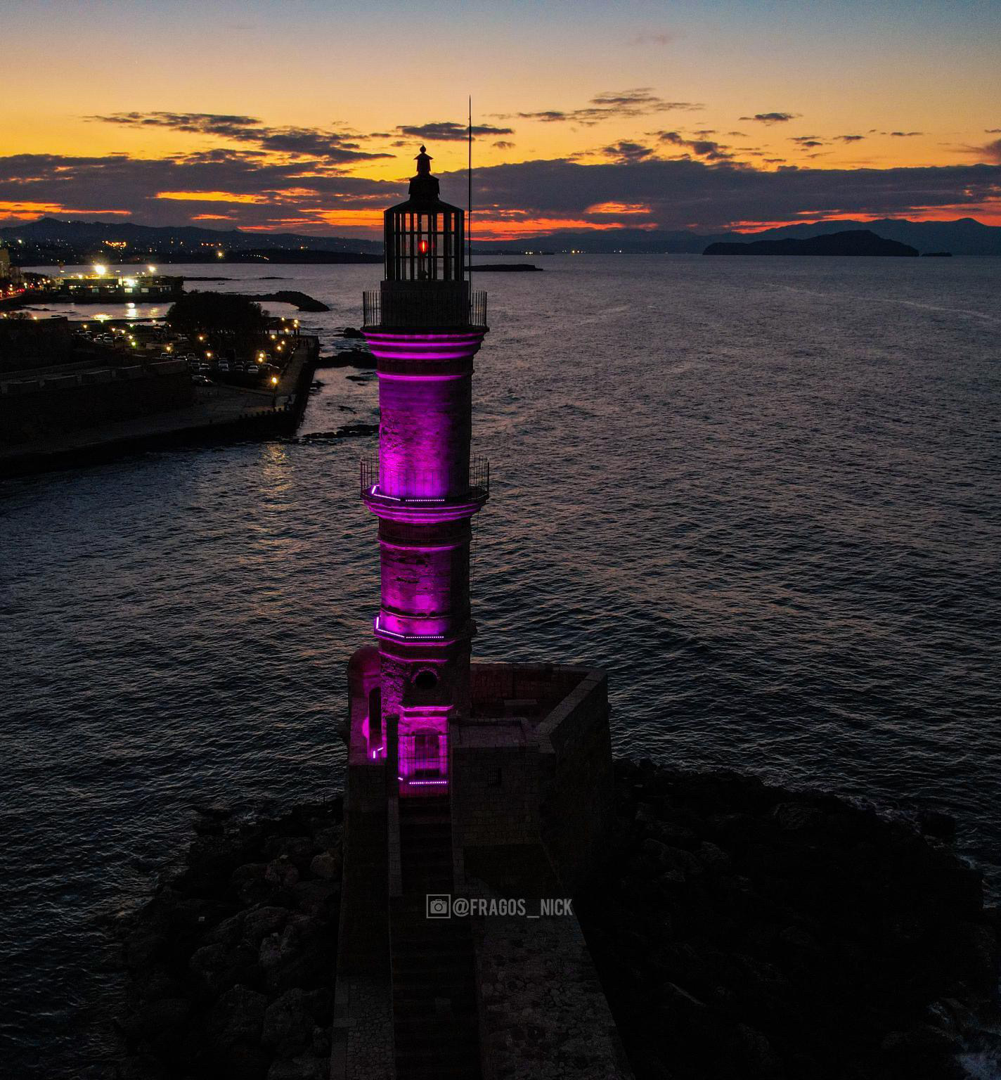  Ο Φάρος φωταγωγημένος στα μωβ-Νίκος Φράγκος