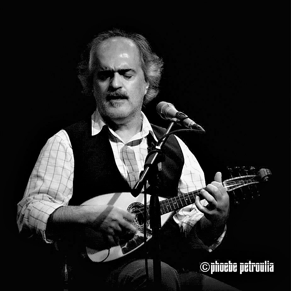 Ο Μιχάλης Σταυρακάκης με το μαντολίνο του