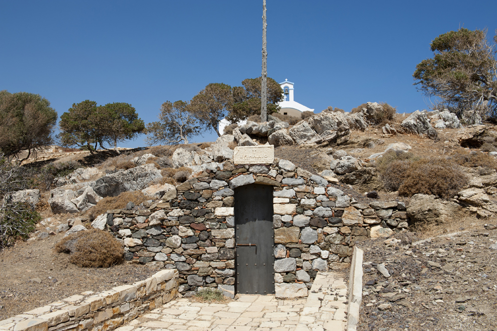 Το κατά την παράδοση σπήλαιο καταφυγής του Αγίου Παύλου στους Καλούς Λιμένες