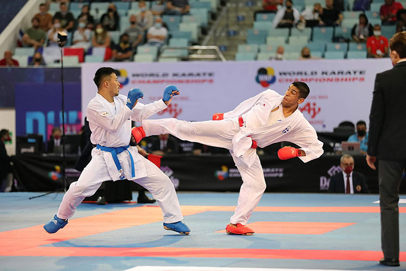 Ο Διονύσης Ξένος (δεξιά) εν ώρα αγωνιστικής δράσης στο Παγκόσμιο Πρωτάθλημα