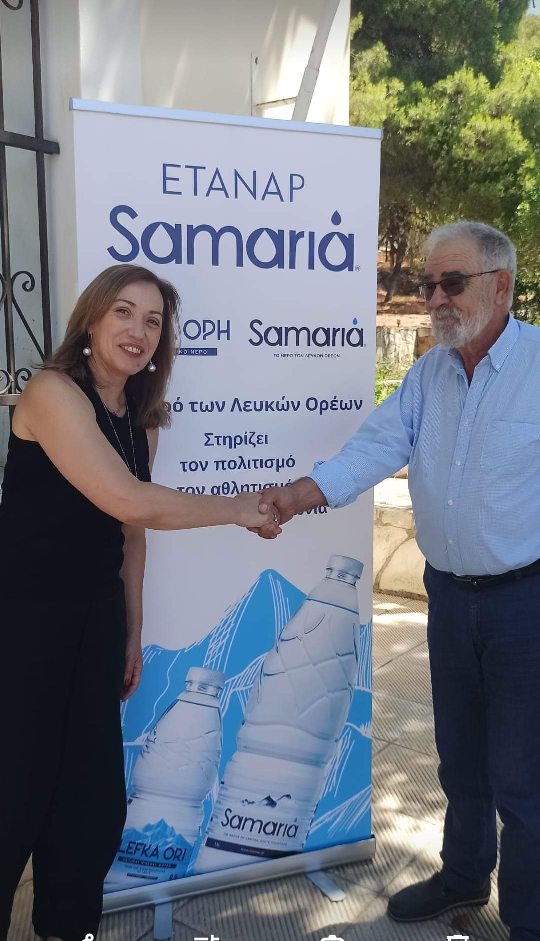 Σε θερμή χειραψία με την έναρξη της χορηγικής συνεργασίας τους η Αντιπρόεδρος του ΠΑμεΑ Χανίων κα Χαρίκλεια Ντερμανάκη και ο Πρόεδρος της ΕΤΑΝΑΠ κ. Μανώλης Αποστολάκης