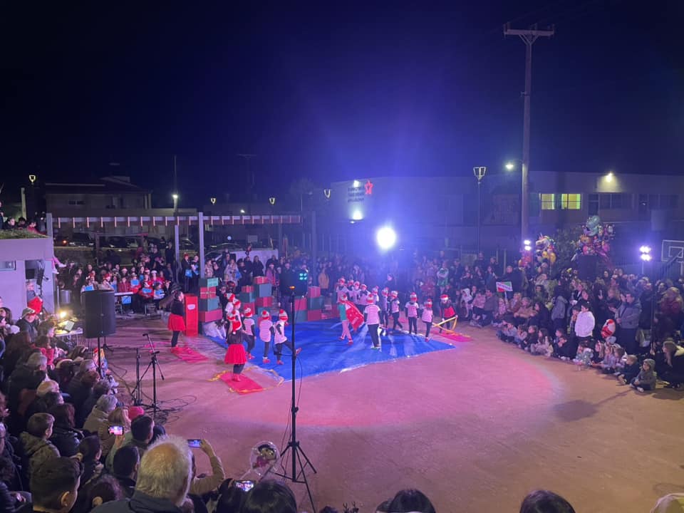 Εντυπωσιακή η φωταγώγηση του χριστουγεννιάτικου δέντρου στο Αρκαλοχώρι