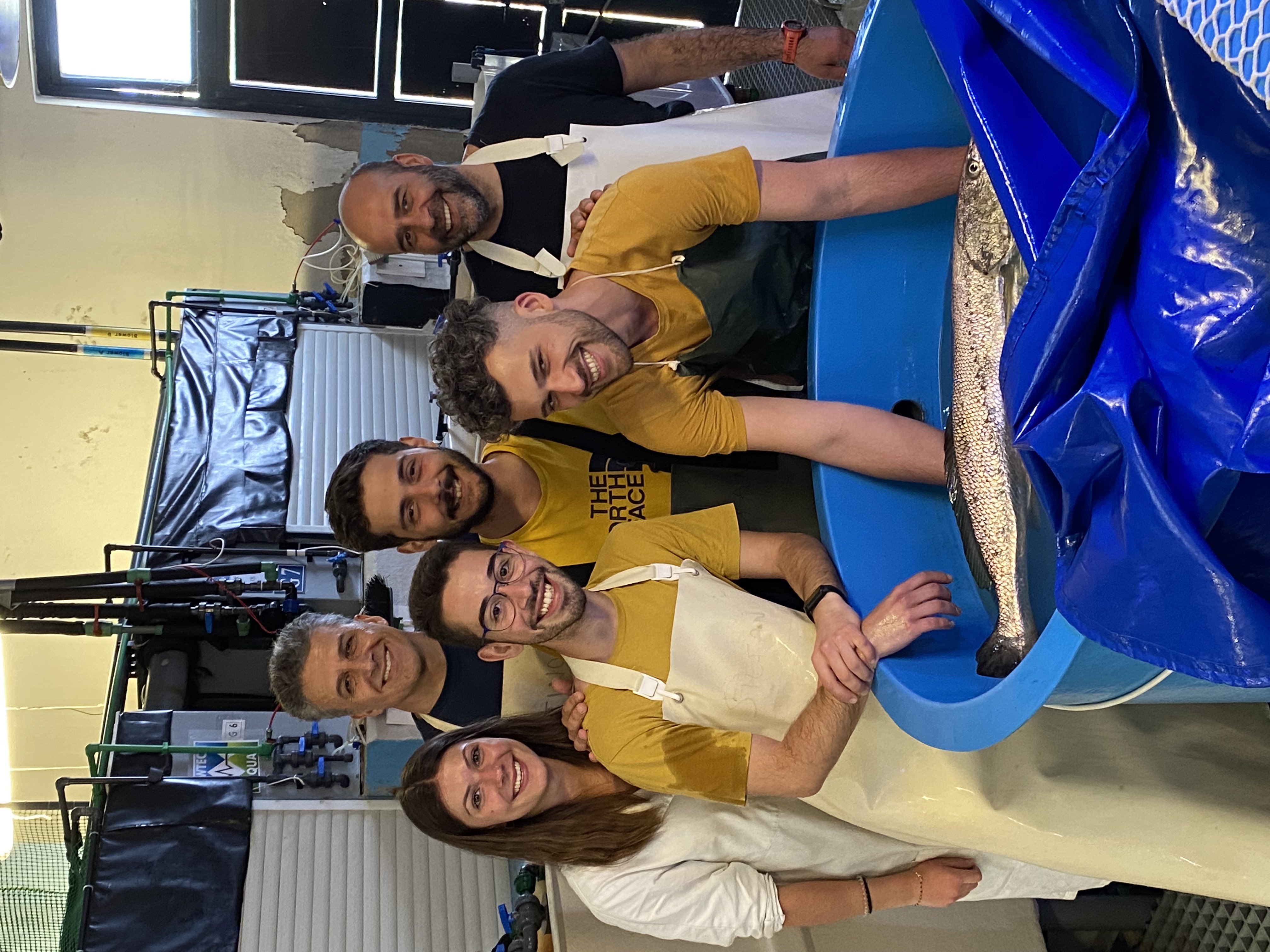 Φωτογραφία 2. Ο Χρίστος Σιαμπάζης (αριστερά) και ο Δρ. Ιωάννης Φακριάδης (δεξιά) με τις άσπρες ποδιές!