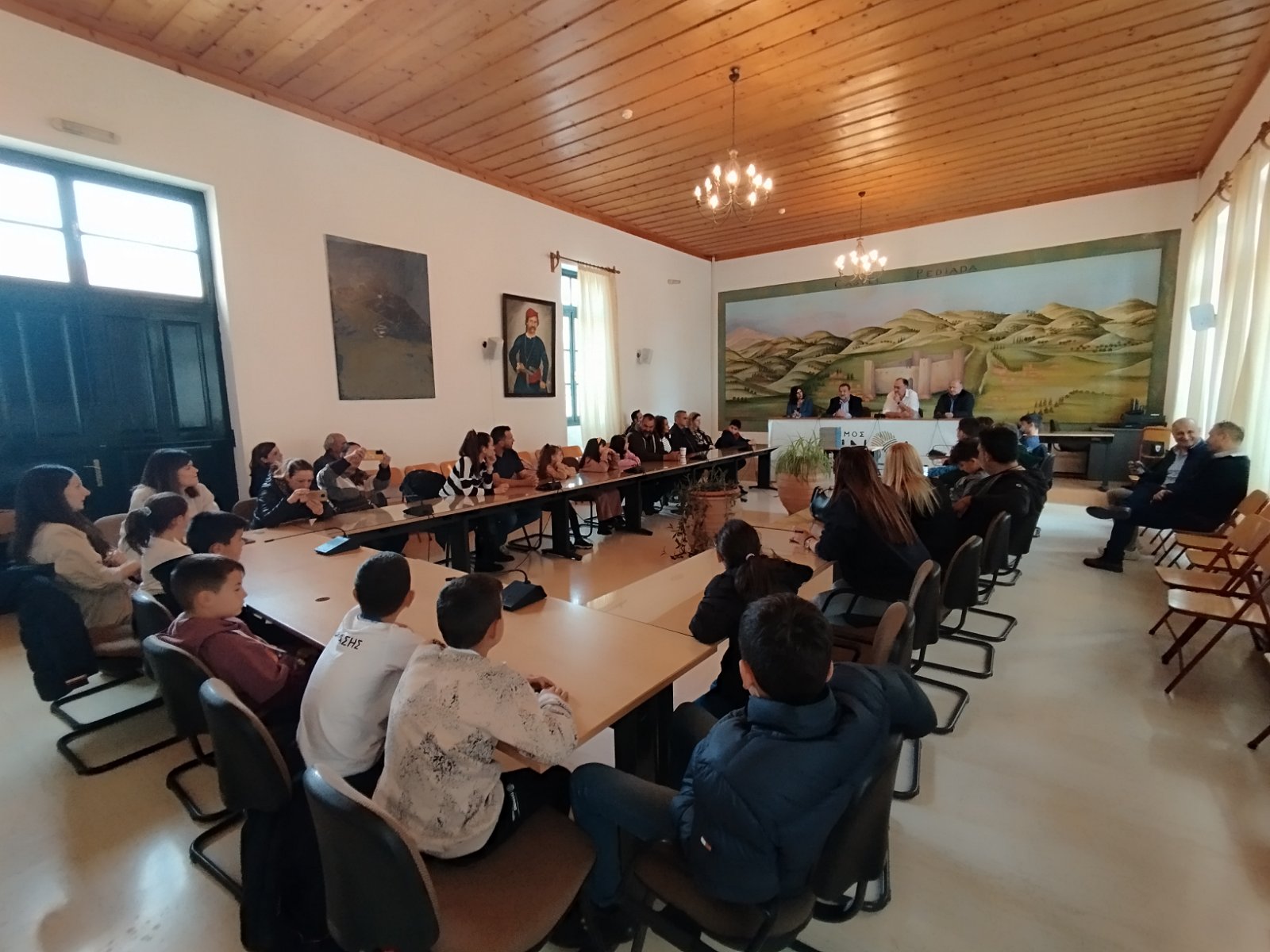 Τα παιδιά που διακρίθηκαν σε διαγωνισμούς εκπαιδευτικής ρομποτικής βράβευσε ο Δήμαρχος Μινώα Πεδιάδας