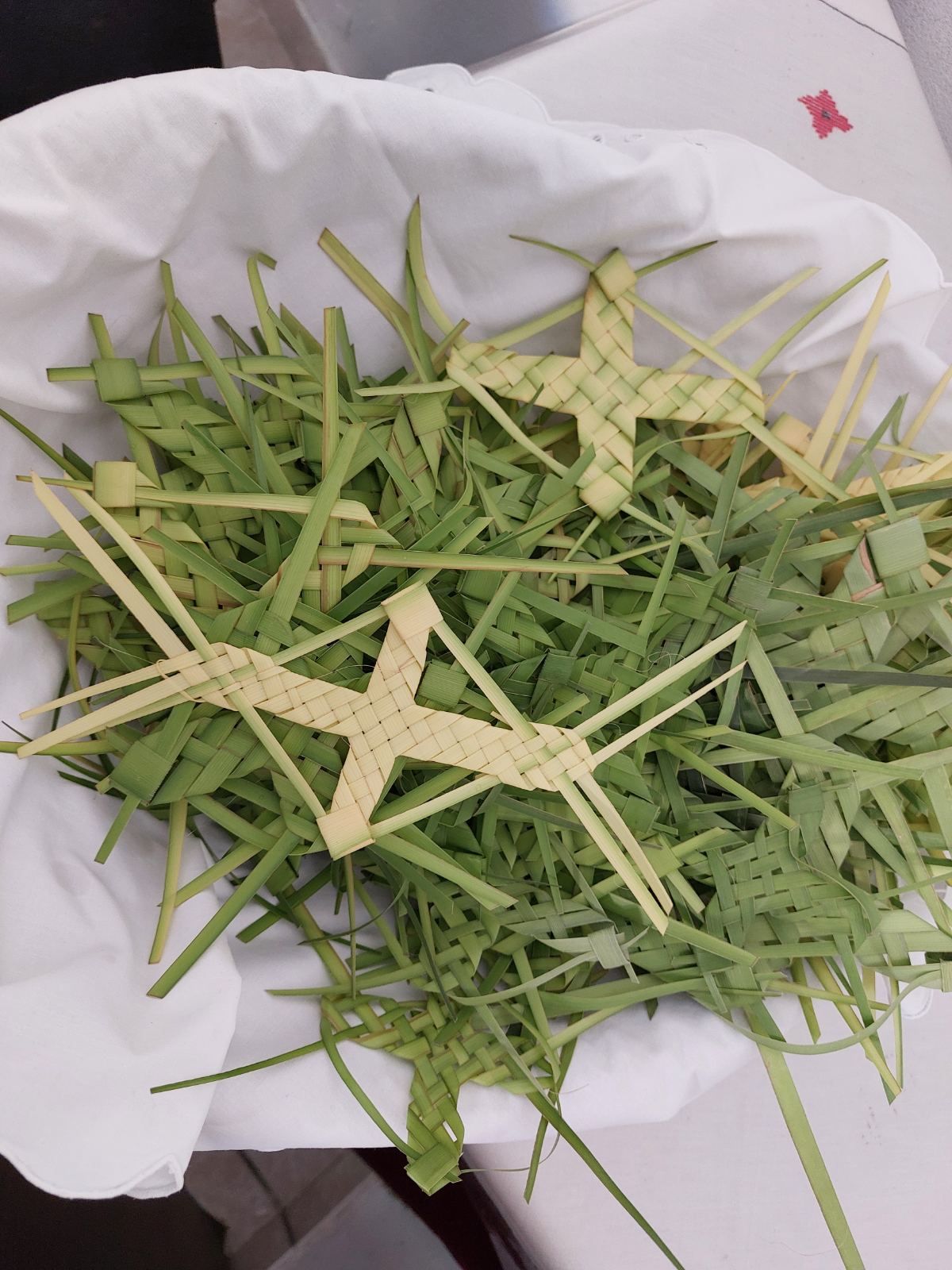  δύο βδομάδες τώρα οι πιστοί μερικές χιλιάδες σταυρούς κάποιοι από τους οποίους εστάλησαν στο εξωτερικό όπως στην Αυστρία και το Βέλγιο