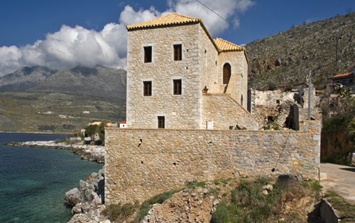 Πετρόμπεης