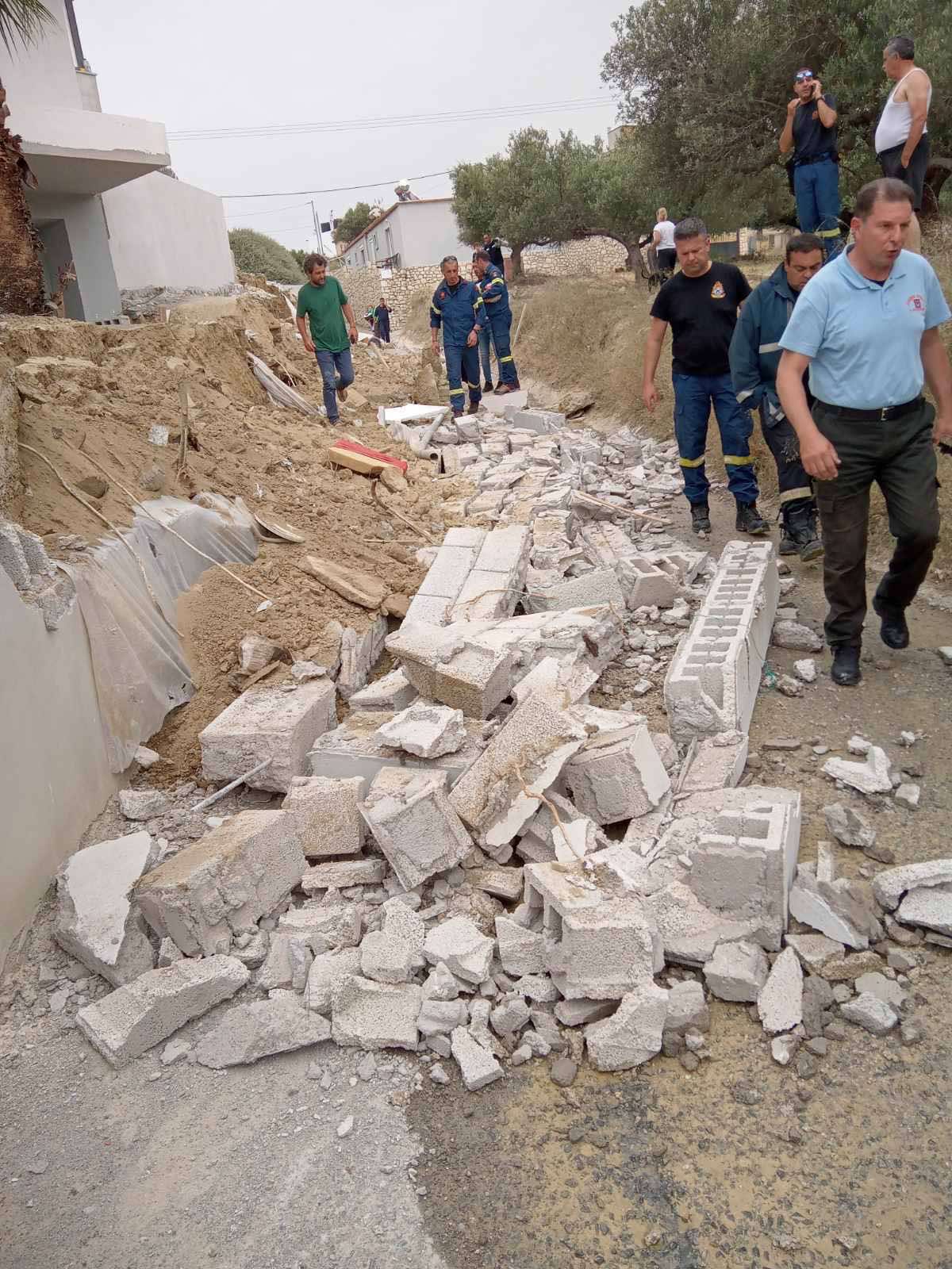 "Συναγερμός" για τοιχίο που κατέρρευσε 