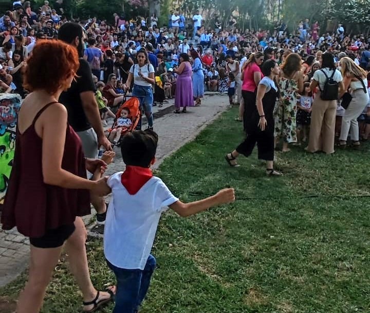 Περισσότερα από 300 παιδιά των νηπιαγωγείων του Δήμου Χανίων ένωσαν τις φωνές τους τραγουδώντας μελωδίες του Μίκη Θεοδωράκη