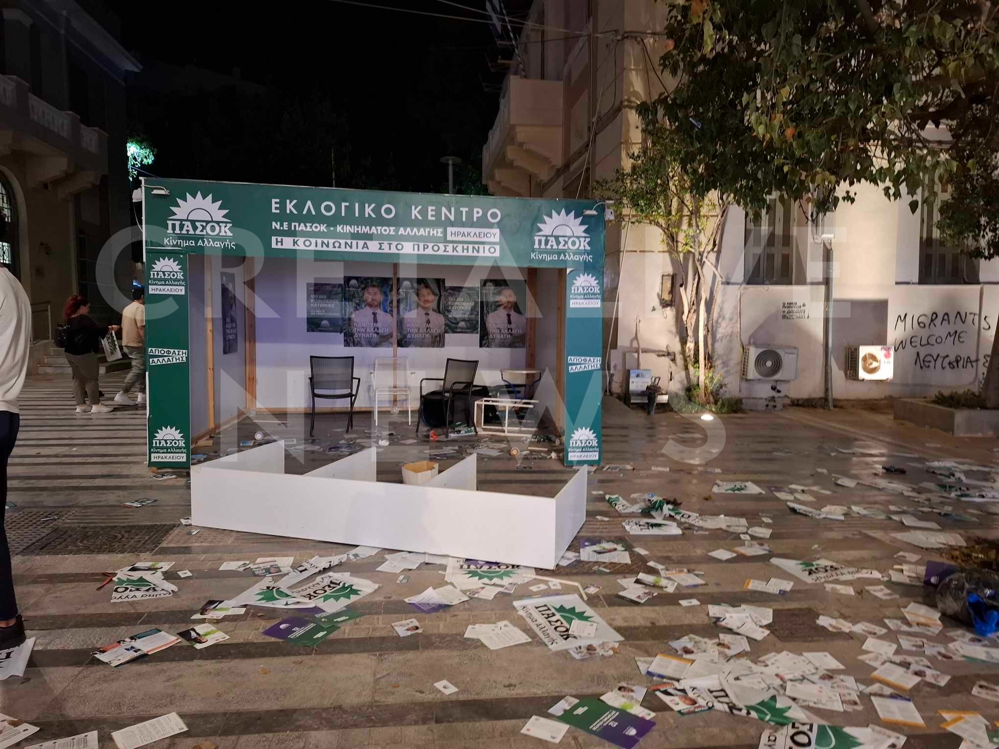 Νεαροί βανδάλισαν το εκλογικό περίπτερο του ΠΑΣΟΚ!