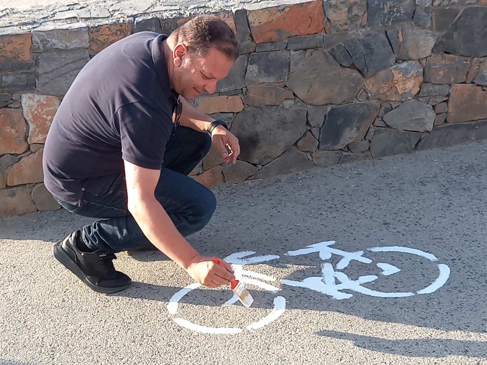 Νέα διαγράμμιση και σήμανση στον ποδηλατόδρομο της Παραλιακής