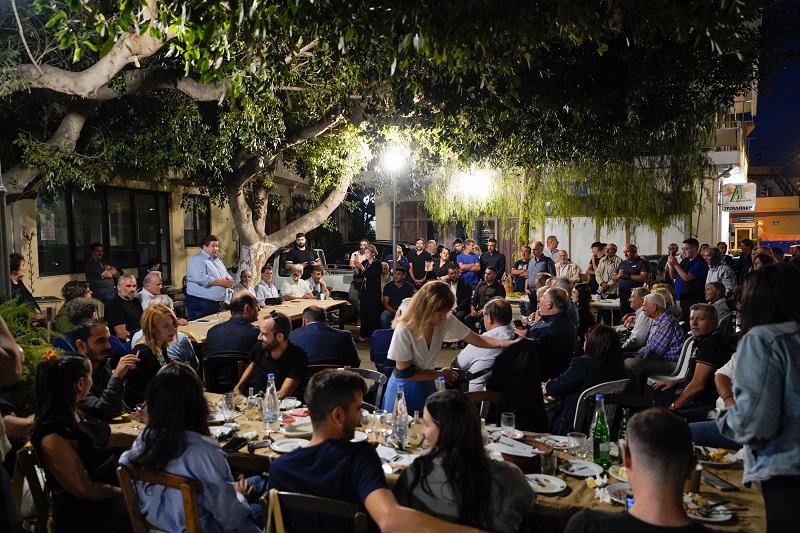 Κατάμεστες οι πλατείες σε Άγιο Σύλλα, Άγιο Βλάση και Σκαλάνι για τον Μιχάλη Καραμαλάκη