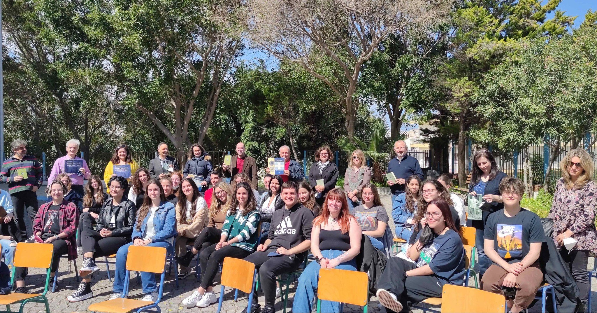 Τελετή παράδοσης εκδόσεων της ΕΚΙΜ στο Γενικό Λύκειο της Νέας Αλικαρνασσού στις 8 Απριλίου 2022, με τον Πρόεδρο της Ε.Κ.Ι.Μ. καθηγητή Αλέξη Καλοκαιρινό, την Αντιπεριφερειάρχη Παιδείας Έφη Κουτεντάκη, τον Διευθυντή Δευτεροβάθμιας Εκπαίδευσης Ηρακλείου Γιάννη Καραγιαννίδη, τη Συντονίστρια Εκπαιδευτικού Έργου Φιλολόγων Ιωάννα Ραμουτσάκη, την Υπεύθυνη Βιβλιοθήκης του Ιστορικού Μουσείου Κρήτης Ειρήνη Φουκαράκη και με την παρουσία καθηγητριών / καθηγητών και μαθητριών / μαθητών του σχολείου 