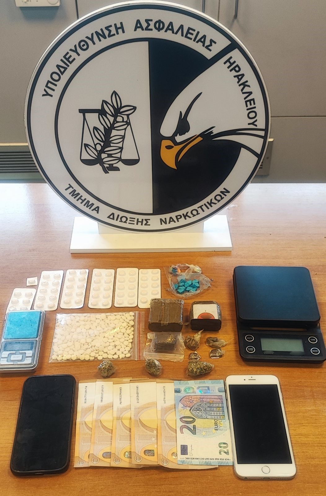 Τριπλή σύλληψη για ναρκωτικά στο Ηράκλειο - Είχαν κάνναβη - σοκολάτα και ναρκωτικά δίκσια στην κατοχή τους