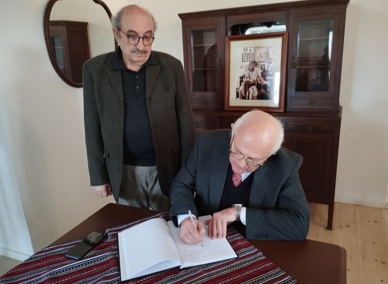 Απόδοση τιμής στο Μίκη Θεοδωράκη από τον Πρέσβη της Κούβας