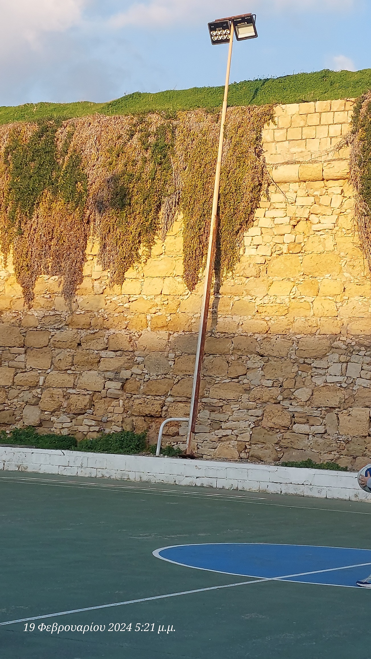 κολόνα φωτισμού γήπεδο Ακαδημία μπάσκετ οφη ηράκλειο