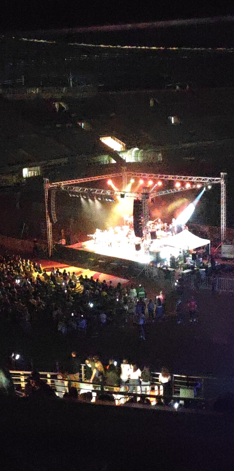 Κοσμοσυρροή στη συναυλία Νταλάρα - Κότσιρα